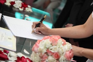 bride-signing-615556_640